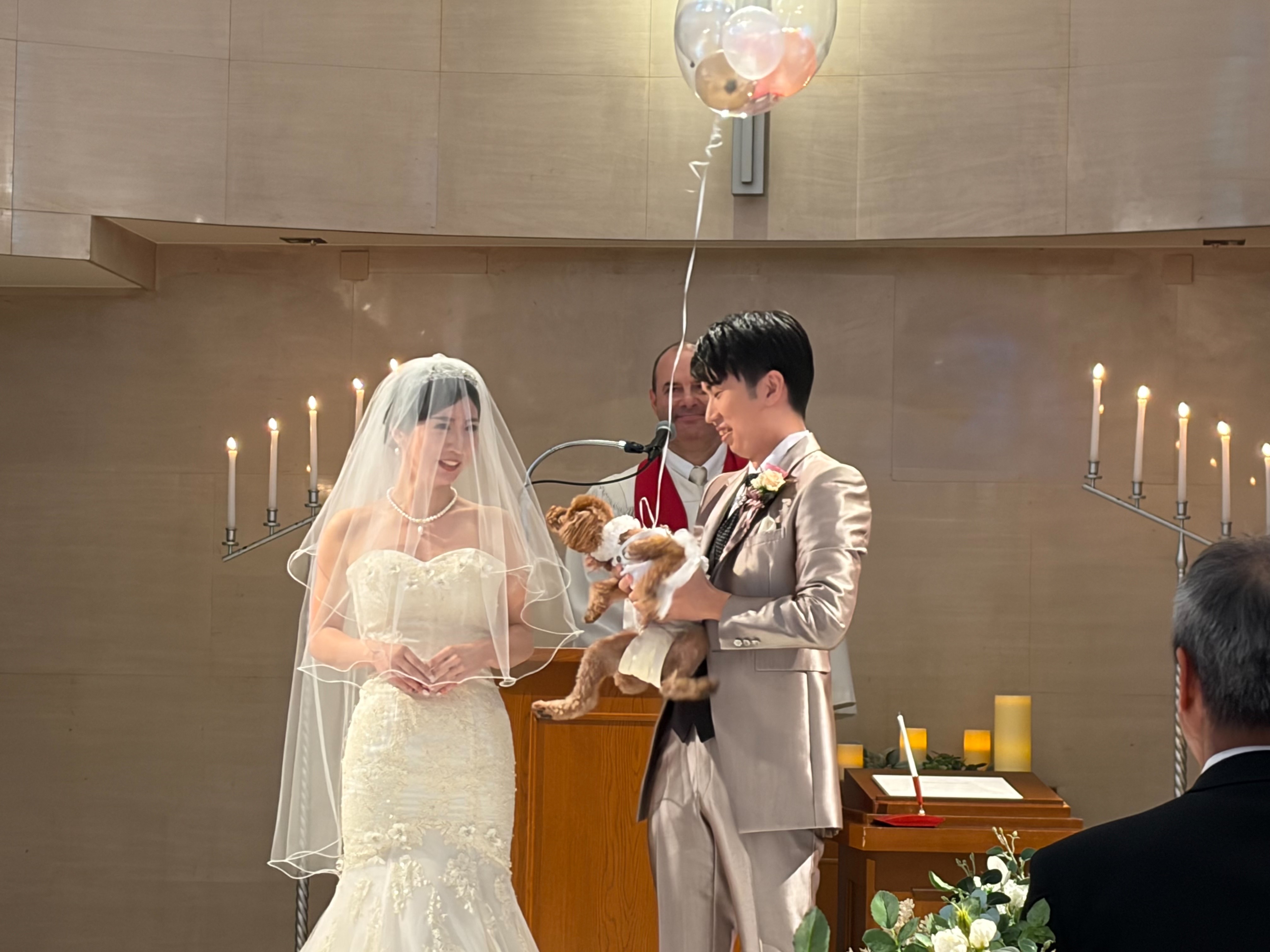 チャペルでリングドッグを抱く新郎新婦